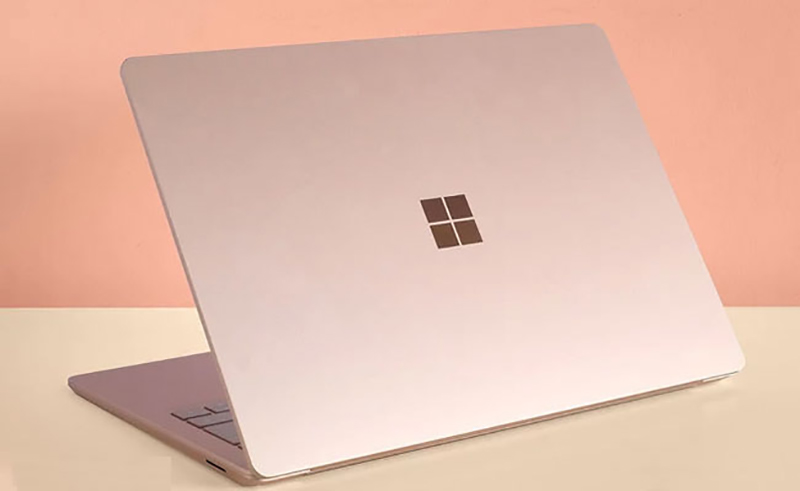 Surface là chiếc laptop rất khác biệt, đánh dấu sự trỗi dậy của Microsoft.